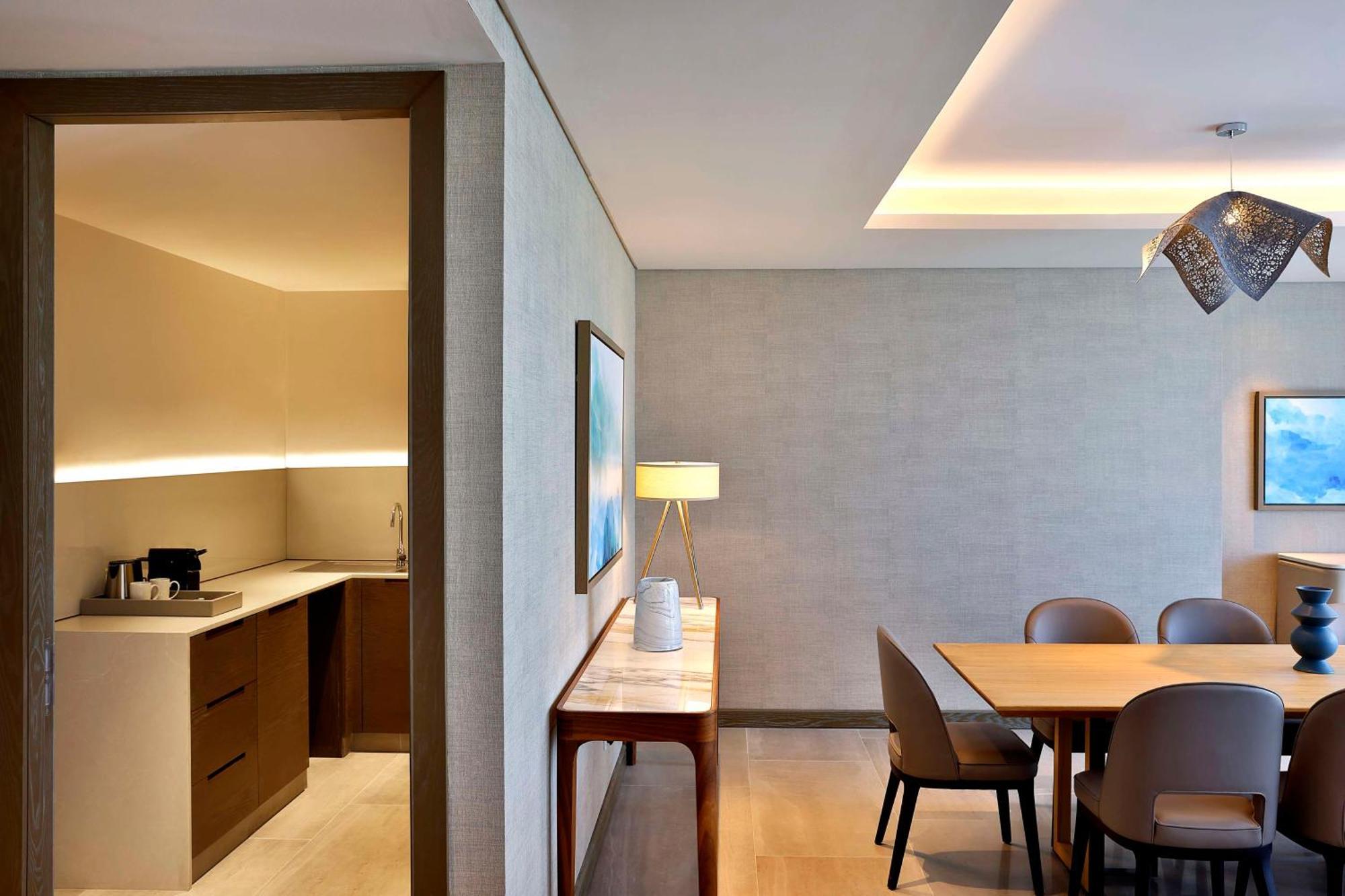 Hilton Abu Dhabi Yas Island Hotel Exterior photo A suite at the hotel