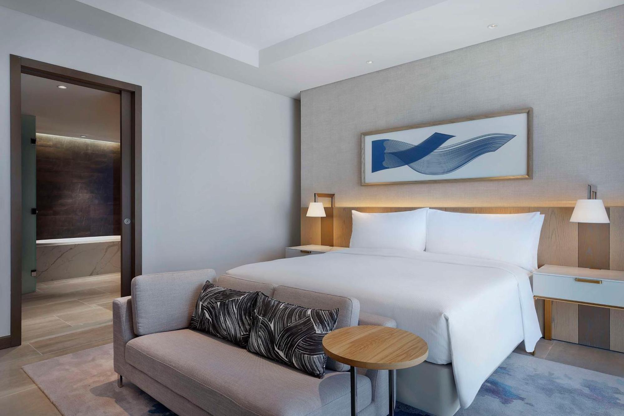Hilton Abu Dhabi Yas Island Hotel Exterior photo A bedroom at the hotel