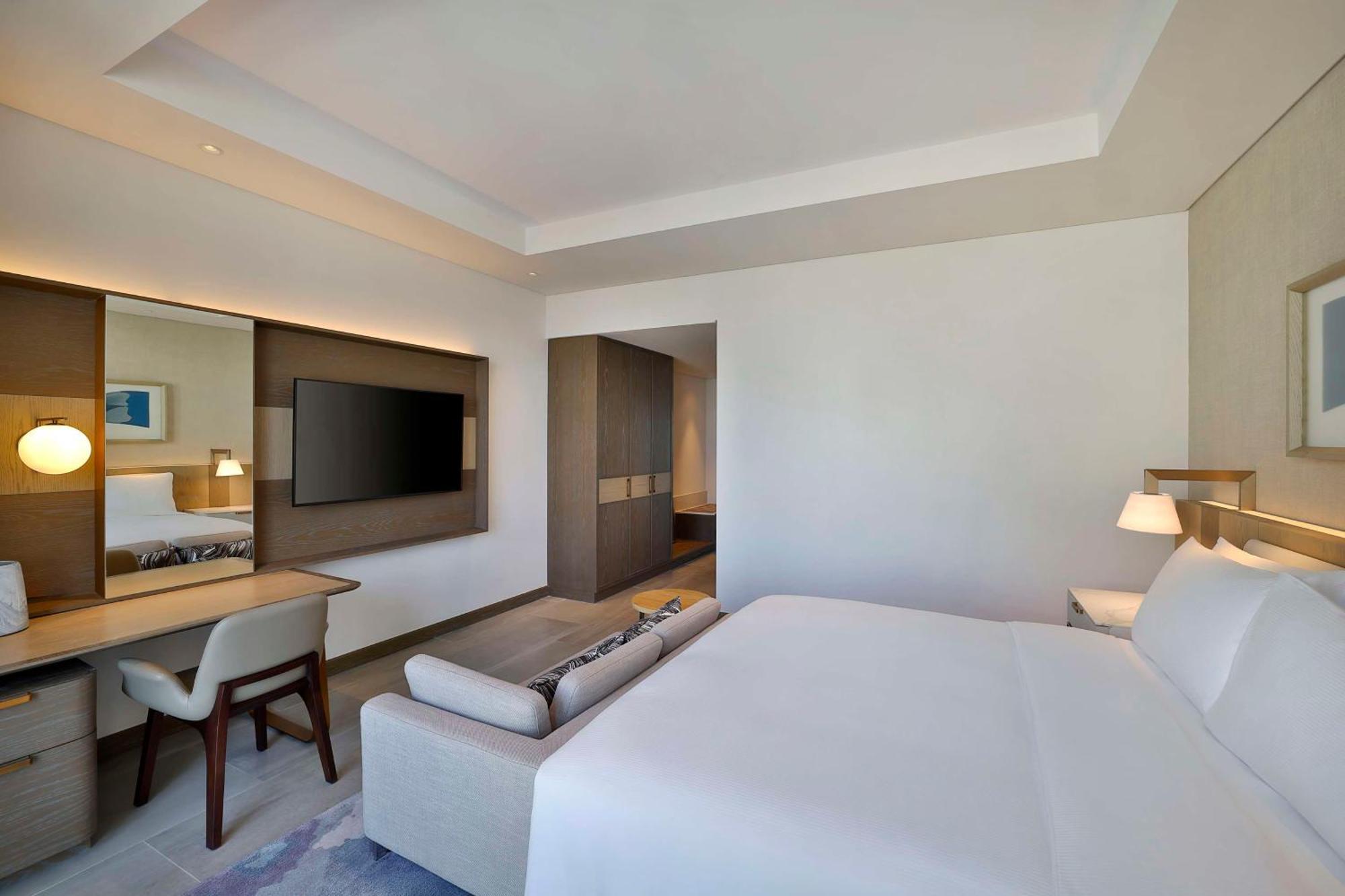 Hilton Abu Dhabi Yas Island Hotel Exterior photo Deluxe King