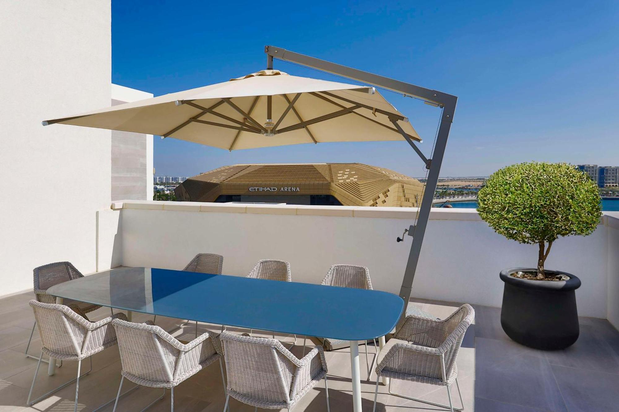 Hilton Abu Dhabi Yas Island Hotel Exterior photo A cantilever umbrella